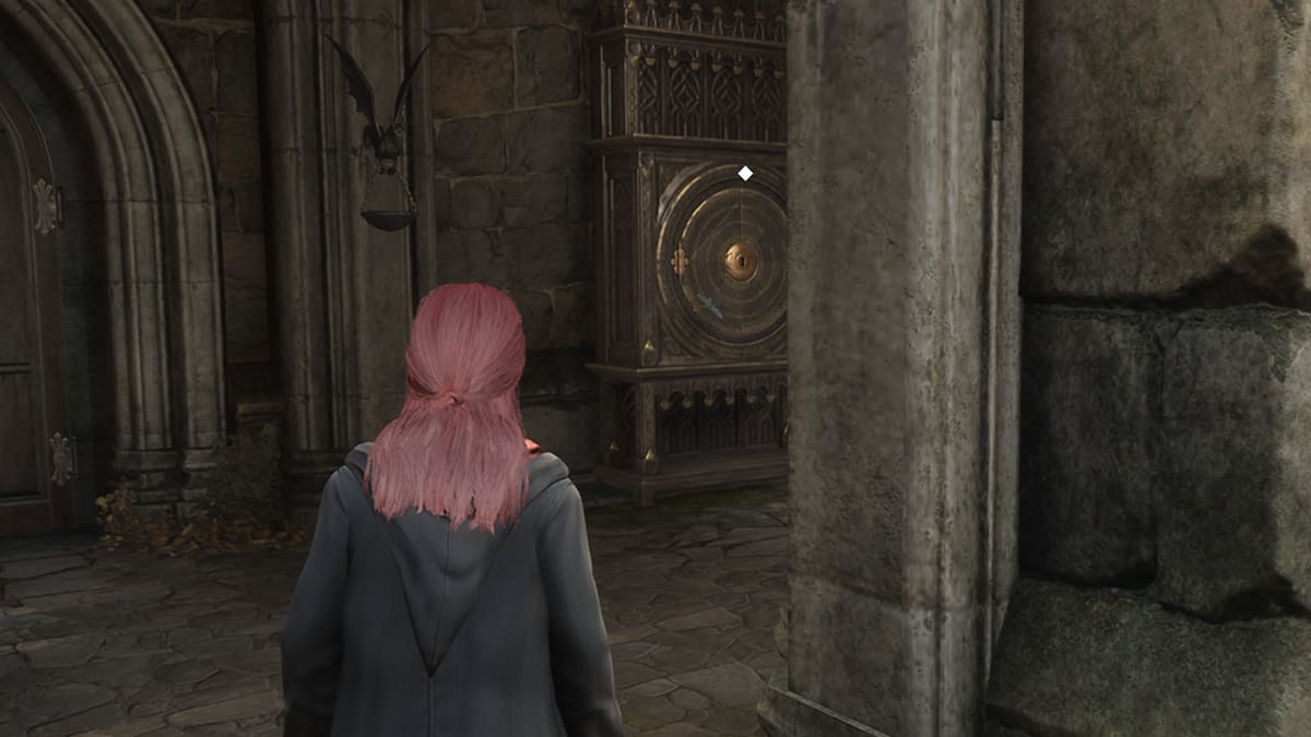 1689175340 633 Hogwarts Legacy tous les emplacements de jetons de maison repertories Hogwarts Legacy Grand Staircase Courtyard House Token Cabinet