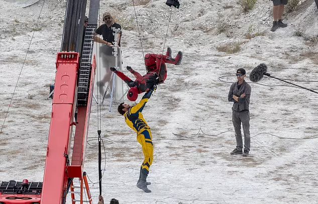 1689495919 347 Deadpool 3 des images de tournage divulguees montrent Epic Deadpool Deadpool 3: des images de tournage divulguées montrent Epic Deadpool Vs. Carcajou