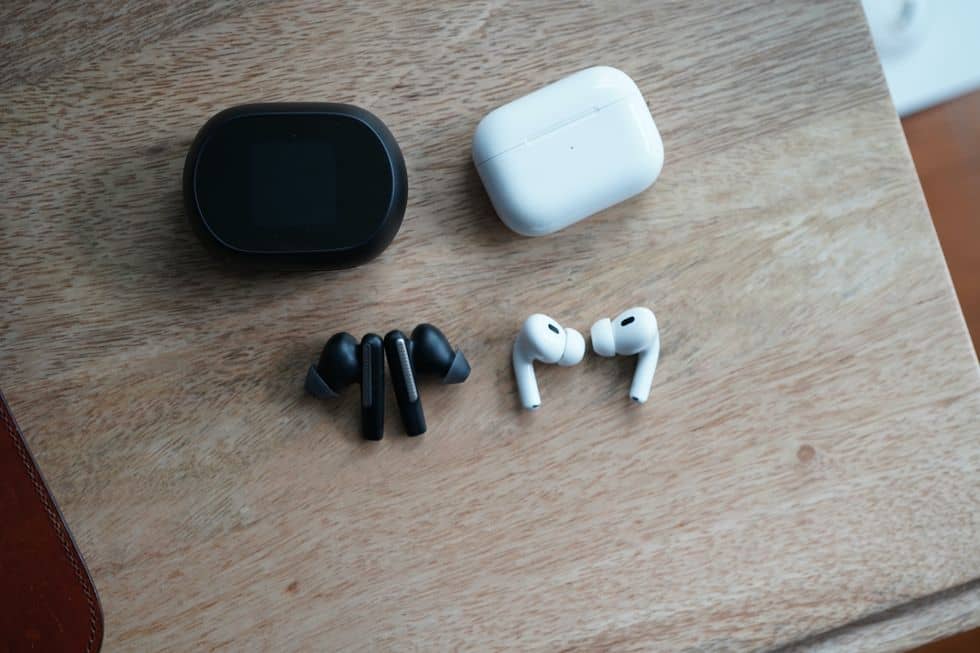 poly voyager free 60 uc vs airpods 1 Poly Voyager Free 60+ UC vs Airpods Pro