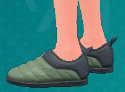 1695483380 233 Tous les nouveaux articles de mode dans Pokemon Ecarlate amp Une capture d’écran des chaussures olive Slip-On de Pokémon Écarlate et Violet: The Saral Mask.