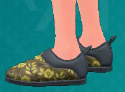 1695483381 702 Tous les nouveaux articles de mode dans Pokemon Ecarlate amp Une capture d’écran des chaussures Slip-On au feuillage olive de Pokémon Écarlate et Violet: The Teal Mask.