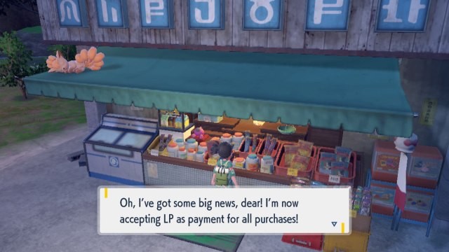 1695483385 418 Tous les nouveaux articles de mode dans Pokemon Ecarlate amp Une capture d’écran Pokémon Scarlet and Violet: The Teal Mask du joueur devant le magasin de Peachy. Le dialogue se lit comme suit : "Oh, j’ai de grandes nouvelles, ma chérie! J’accepte maintenant LP comme moyen de paiement pour tous les achats!"