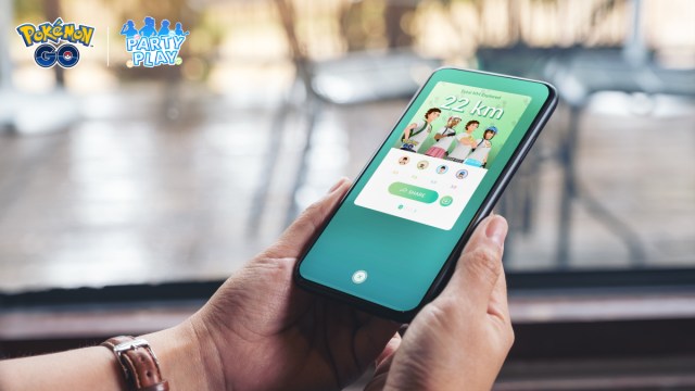 Quest ce quun defi de groupe dans Pokemon GO Repondu Image d’un Dresseur complétant un défi de groupe avec des amis dans Pokemon GO.