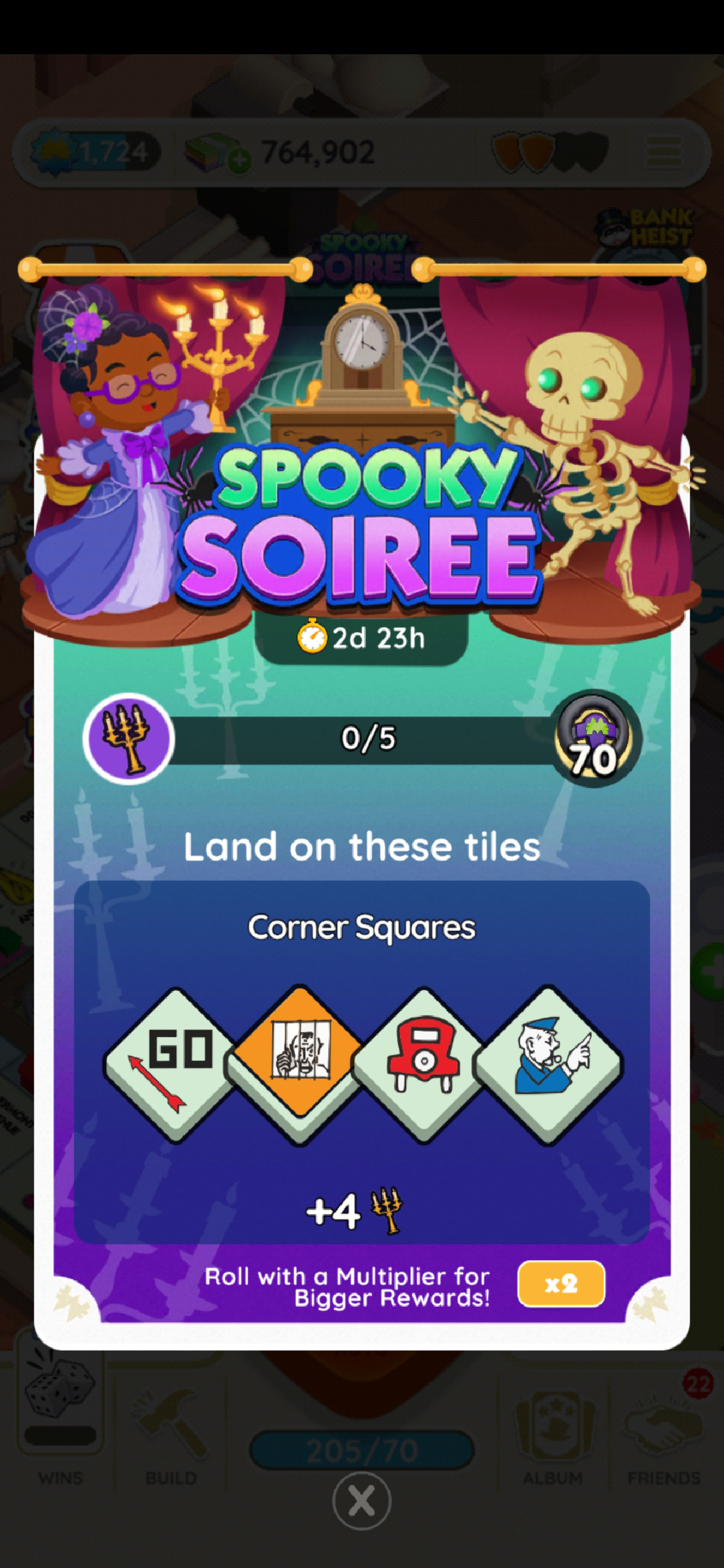 Toutes les recompenses de levenement Soiree effrayante dans Monopoly GO Une image montrant le fonctionnement de l’événement Spooky Soiree dans le cadre d’un article sur le Monopoly GO dans le cadre d’un article sur ce sujet, ainsi que les récompenses, les jalons et la façon de gagner. L’image elle-même montre les tuiles nécessaires à l’événement ainsi qu’une femme tenant un chandelier et un squelette de chaque côté d’une horloge de cheminée.