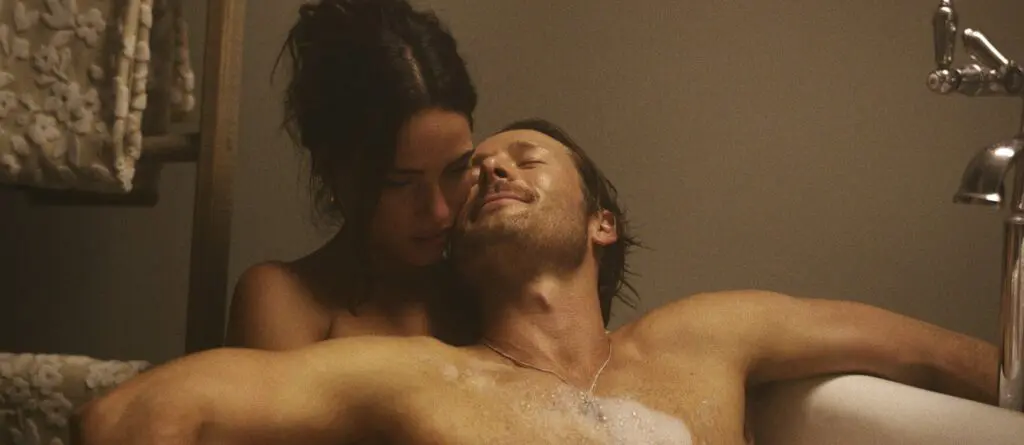 1717779485 102 Critique Hit Man montre Glen Powell samusant avec sa 1717779485 102 Critique Hit Man montre Glen Powell samusant avec sa