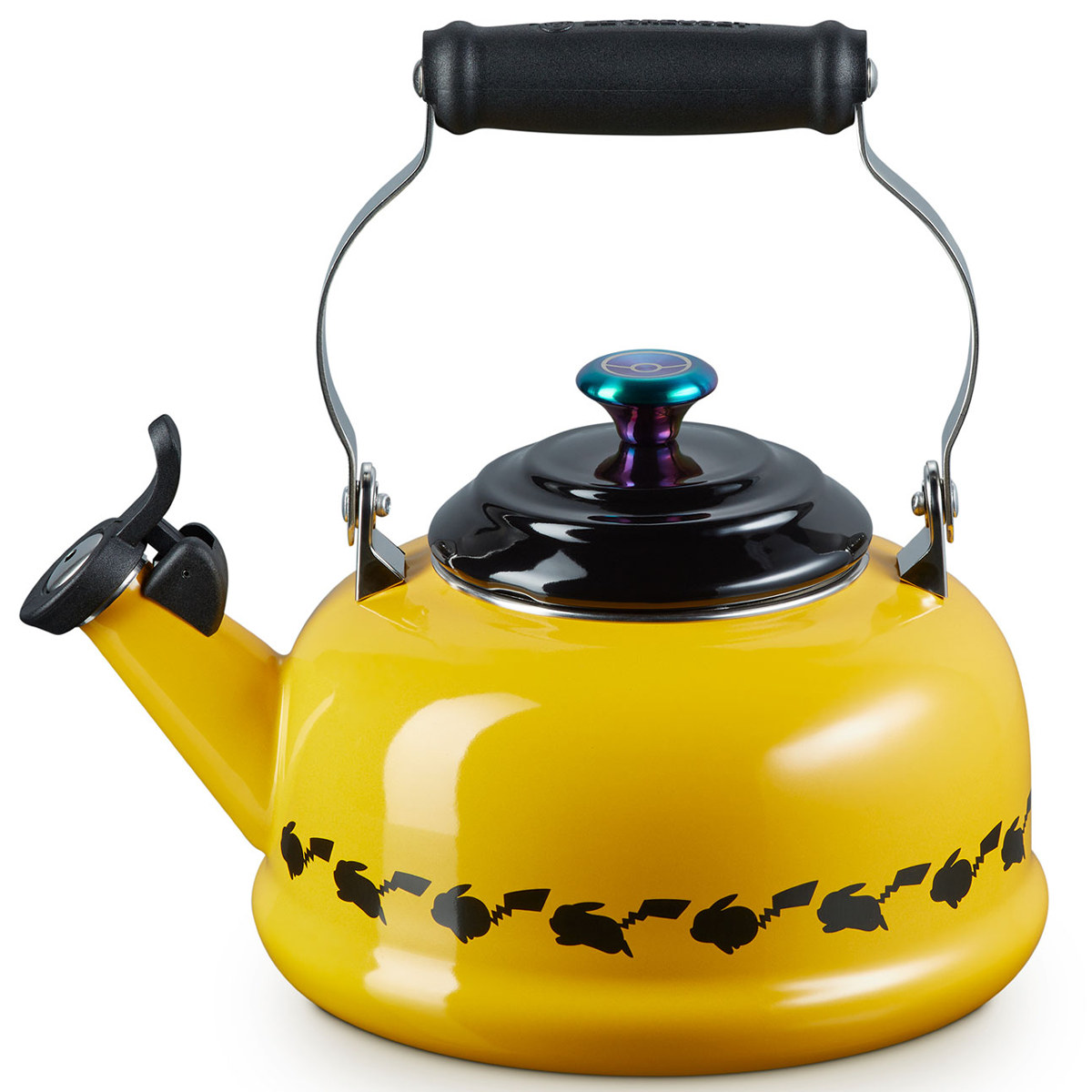 1718468405 919 La marque dustensiles de cuisine Le Creuset lance une collection Une photographie d’une bouilloire à thé jaune et noire avec les silhouettes d’un Pikachu en train de courir sur le côté.