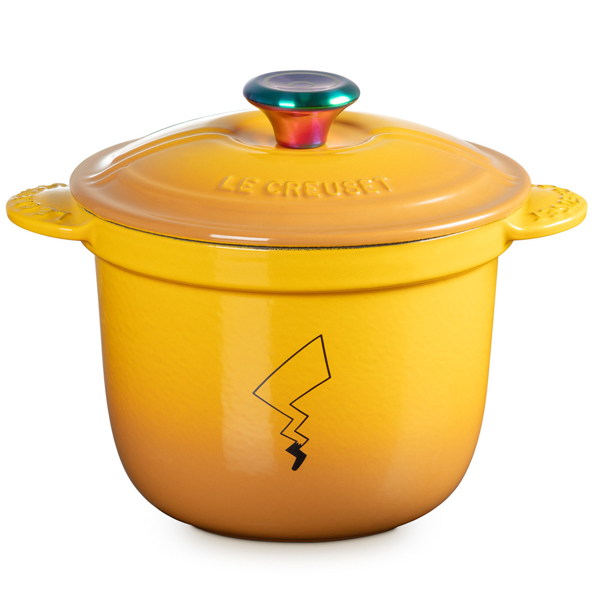 La marque dustensiles de cuisine Le Creuset lance une collection Une photographie d’une cocotte jaune avec la queue de Pikachu imprimée sur le côté.