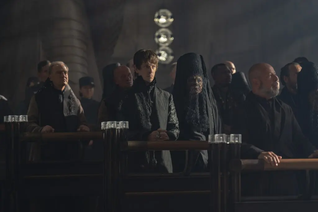 Edward Davis et Emily Watson dans Dune : Prophecy