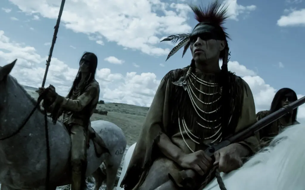 (De gauche à droite) Tokala Black Elk dans le rôle de Buffalo Run et Derek Hinkey dans le rôle de Red Feather dans American Primeval.