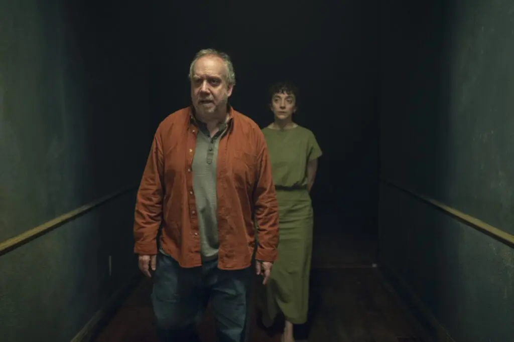 Paul Giamatti et Patsy Ferran dans la saison 7 de Black Mirror