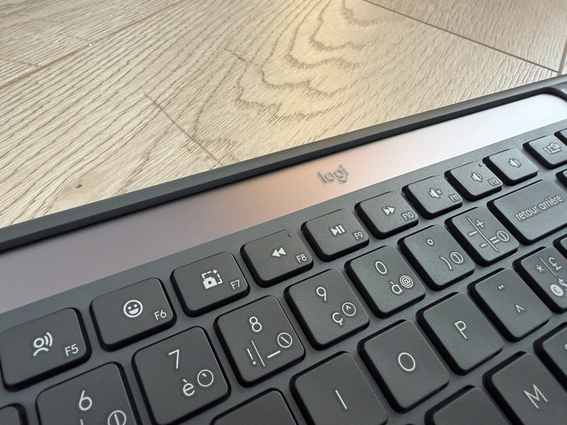 Logitech Signature Slim Solar K980 4 Logitech Signature Slim Solar K980 4