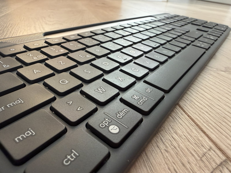 Logitech Signature Slim Solar K980 7 Logitech Signature Slim Solar K980 7