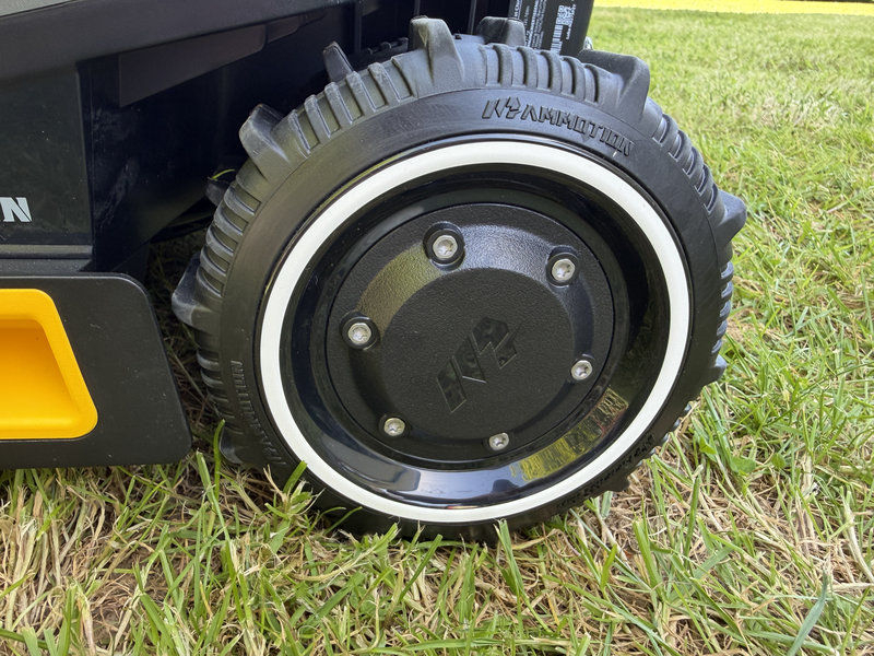 Mammotion LUBA Mini 2 AWD 9 Mammotion LUBA Mini 2 AWD 9