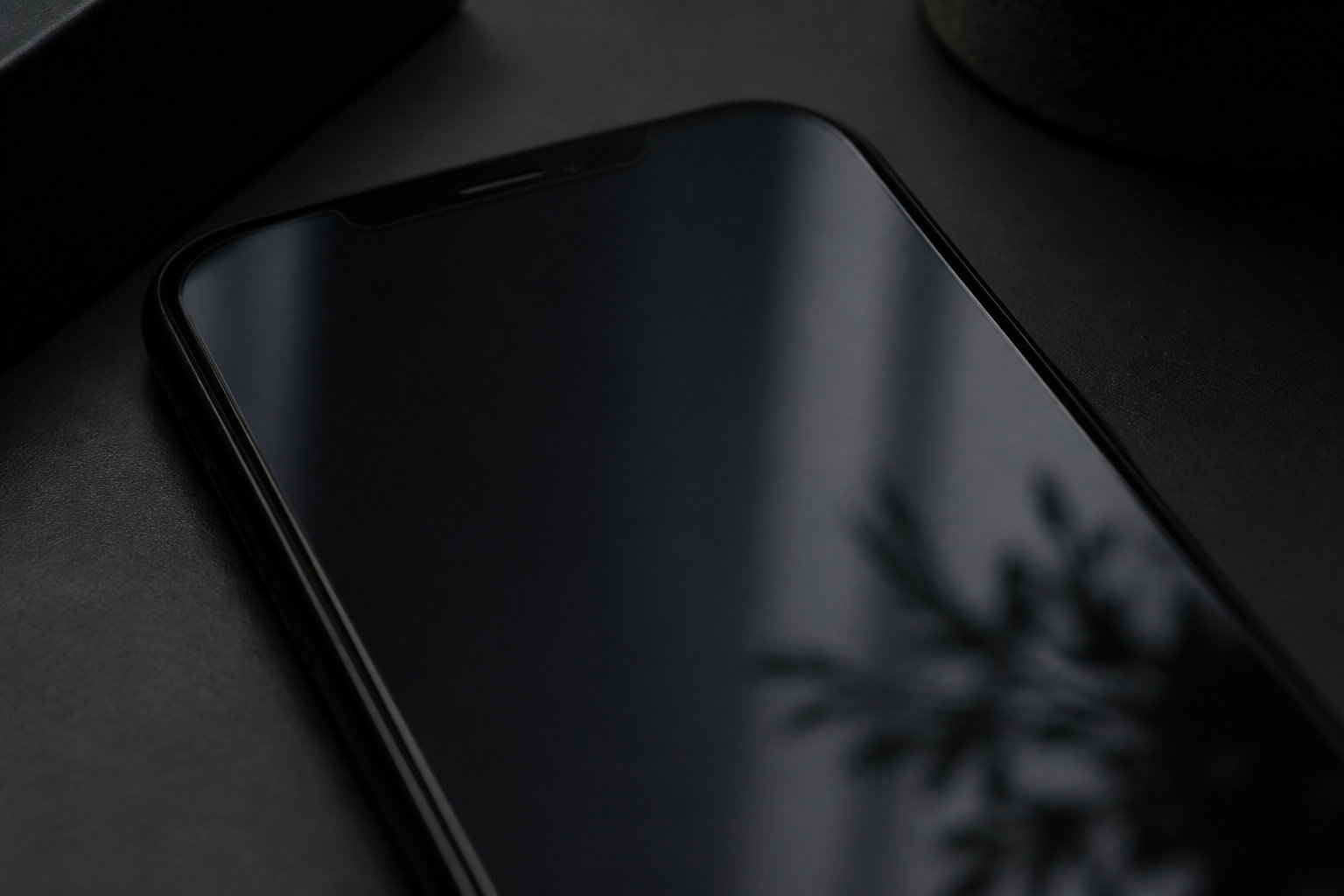 smartphone dark mode interface Performance et UX : ce qui rend un site agréable à consulter