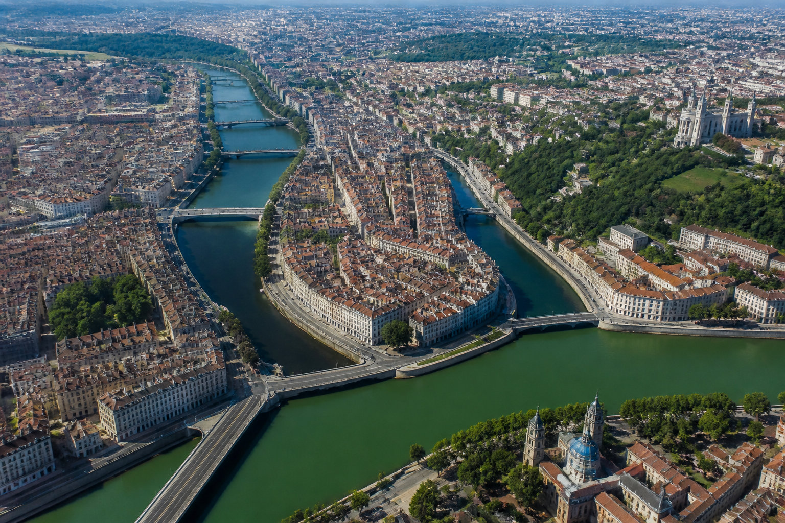 vue aerienne de lyon Lyon (105.0 MHz) : écouter tes programmes entre Rhône et Saône