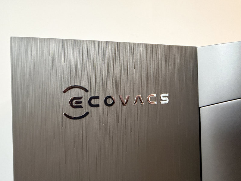Ecovacs Deebot X12S OmniCyclone 10 Logo Ecovacs sur la station du Deebot X12S OmniCyclone