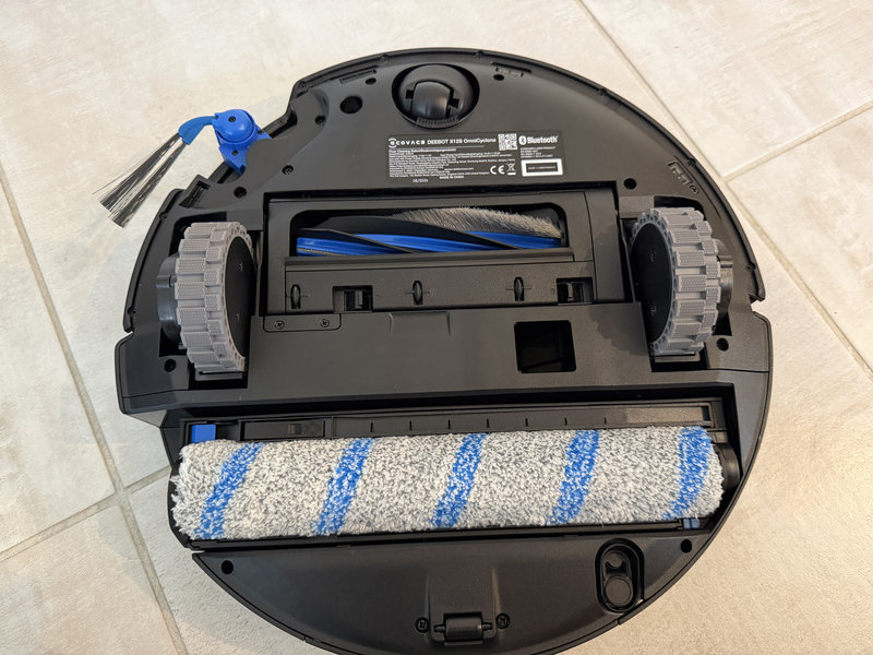 Ecovacs Deebot X12S OmniCyclone 12 Dessous du Deebot X12S OmniCyclone : brosse ZeroTangle et rouleau OZMO ROLLER 3.0