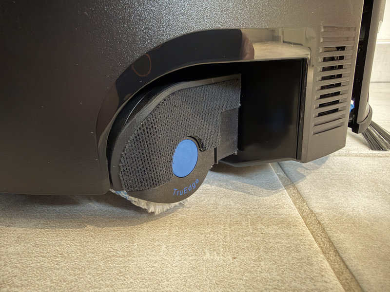 Ecovacs Deebot X12S OmniCyclone 16 Bord du rouleau du Deebot X12S OmniCyclone qui se déporte vers les plinthes