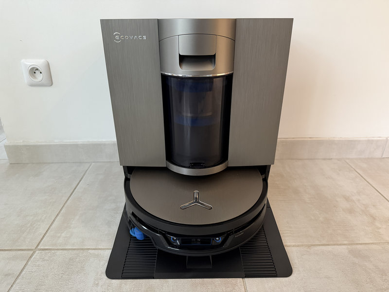 Ecovacs Deebot X12S OmniCyclone 19 Deebot X12S OmniCyclone sur sa station OmniCyclone