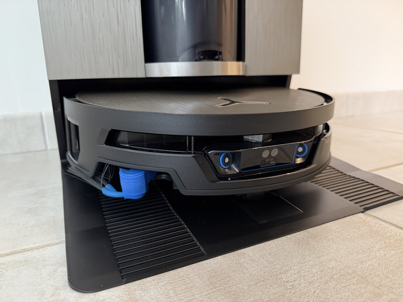 Ecovacs Deebot X12S OmniCyclone 20 Deebot X12S OmniCyclone qui rentre dans sa station