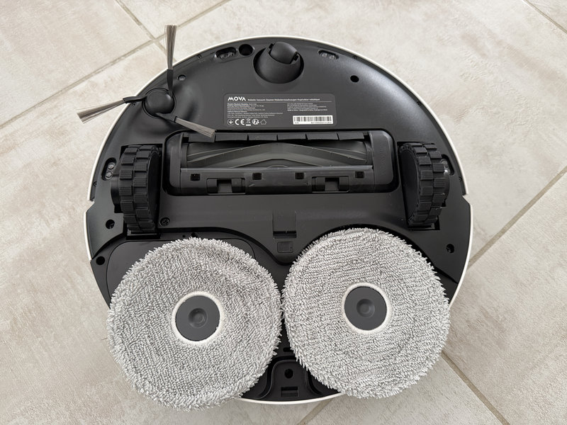 Mova E50 Pro Ultra 5 Dessous du Mova E50 Pro Ultra : brosse principale et deux serpillières rotatives
