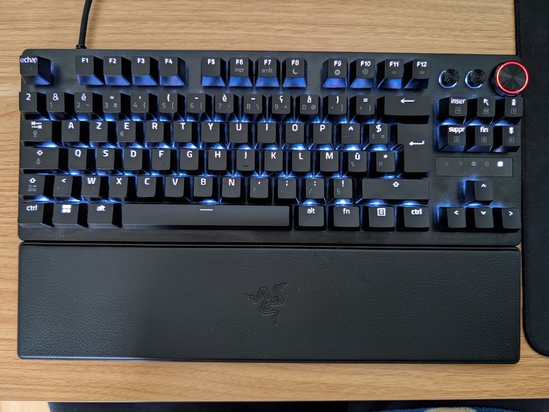 Razer Huntsman V3 TKL 8KHz 5 Razer Huntsman V3 Pro TKL 8KHz vu de dessus, bandeau lumineux au-dessus des flèches