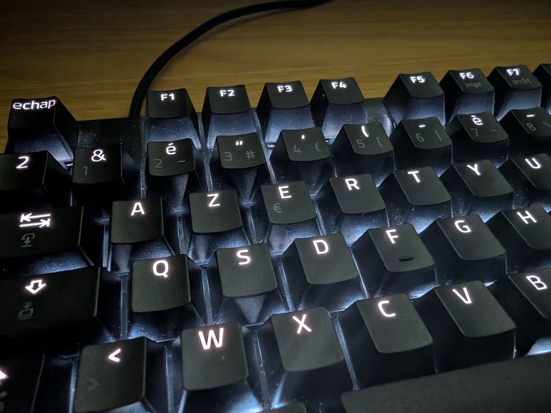 Razer Huntsman V3 TKL 8KHz 8 Rangée des chiffres non rétroéclairée sur le Razer Huntsman V3 Pro TKL 8KHz AZERTY