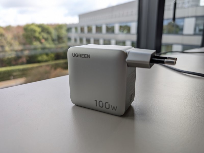 UGREEN Nexode 100W GaN 2 Chargeur UGREEN Nexode Pro 100W branché sur une prise murale