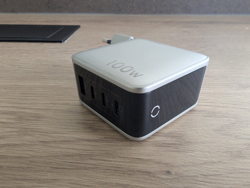 UGREEN Nexode 100W GaN 5 Chargeur UGREEN Nexode Pro 100W GaN posé sur un bureau