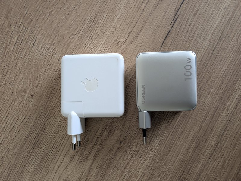 UGREEN Nexode 100W GaN 6 Chargeur UGREEN Nexode Pro 100W à côté du chargeur Apple d’origine