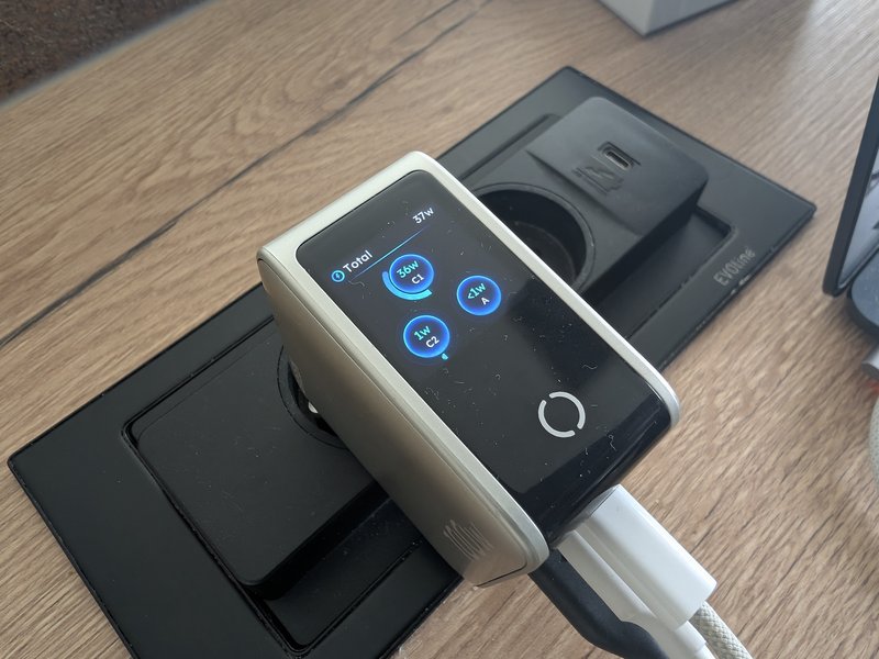 UGREEN Nexode 100W GaN 7 Chargeur UGREEN Nexode Pro 100W branché sur une multiprise de bureau