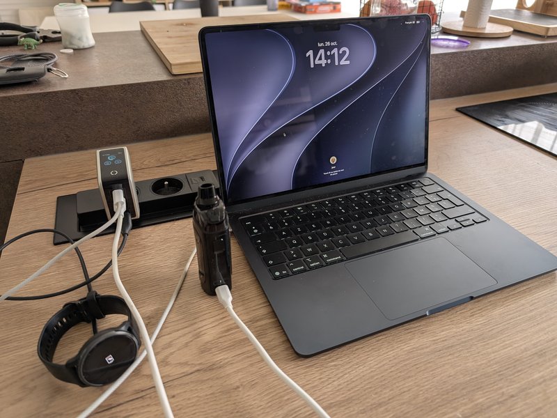 UGREEN Nexode 100W GaN 8 Chargeur UGREEN Nexode Pro 100W alimentant un MacBook Air, une montre Garmin et un appareil photo