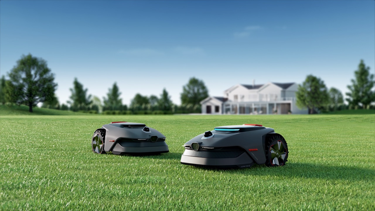 mova lidax ultra pelouse Deux robots tondeuses MOVA LiDAX Ultra sur une pelouse