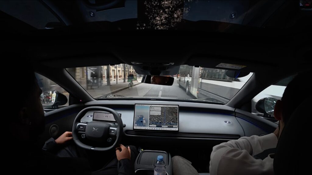 xpeng ngp vs tesla fsd paris img3 Le XPeng NGP frôle des bus en double file. // Source : Robin San Vicente pour Numerama (Capture d'écran)